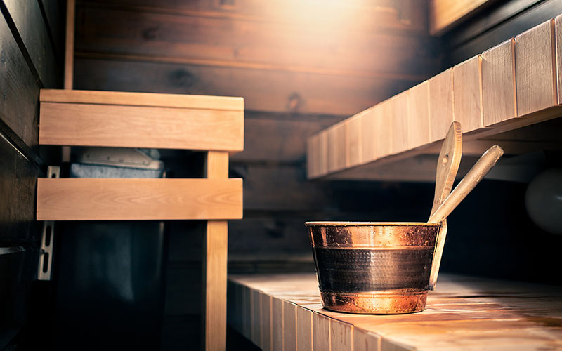 Sauna lauteineen, seinäpaneelit näkyvät taustalla